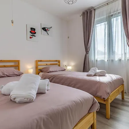 2 Bedroom Beautiful In Сasa de vacaciones Peroj