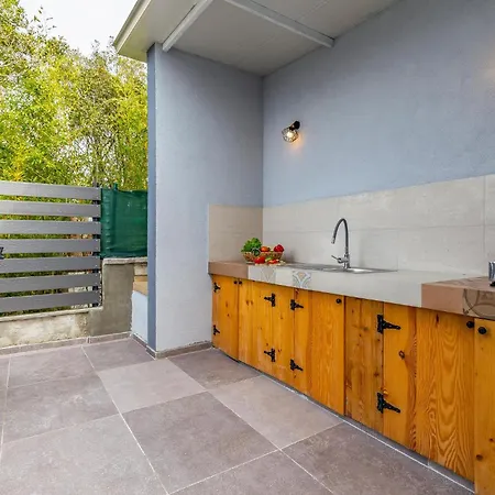 2 Bedroom Beautiful In Peroj