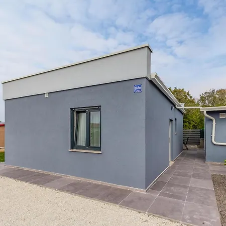 2 Bedroom Beautiful In Peroj