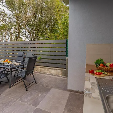 2 Bedroom Beautiful In Peroj