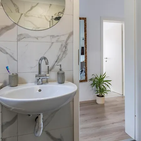 2 Bedroom Beautiful In Peroj